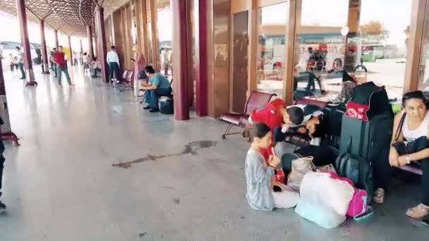 Пассажиры, ожидающие автобус на автовокзале "Эскишехир" в солнечный день — стоковое видео