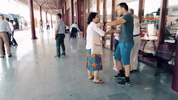 Passageiros esperando o ônibus no Terminal Rodoviário Eskisehir em um dia ensolarado — Vídeo de Stock