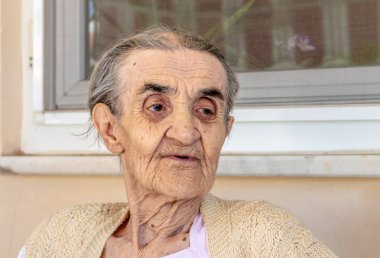 Bir yaz gününde Balkonda oturan çok eski kıdemli kadın
