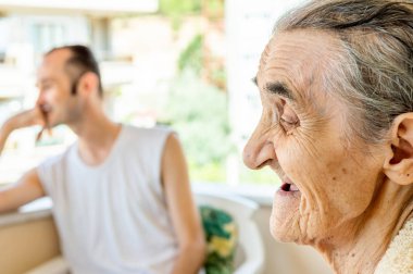 Çok eski bir gülümseyen mutlu kadının portresi 