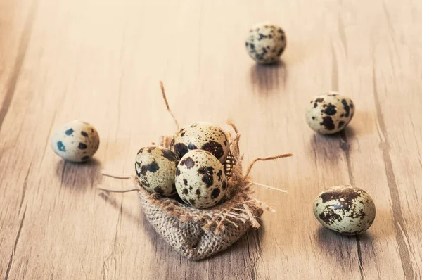 Telur puyuh dengan latar belakang kayu coklat. Rata awam, konsep Paskah . — Stok Foto