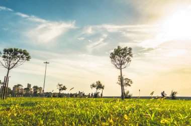 Güneşli bir insan siluetleri ile Park