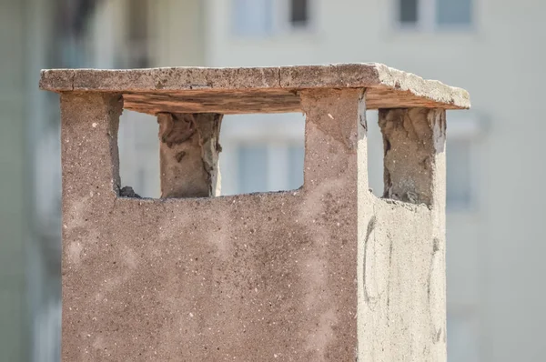 Bulanık arka plan ile eski gri beton baca — Stok fotoğraf