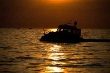 Yelkenli tekne çarpıcı günbatımı sırasında sakin Rüzgar