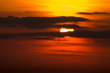 Gökyüzü bulutlu yanan dramatik günbatımı