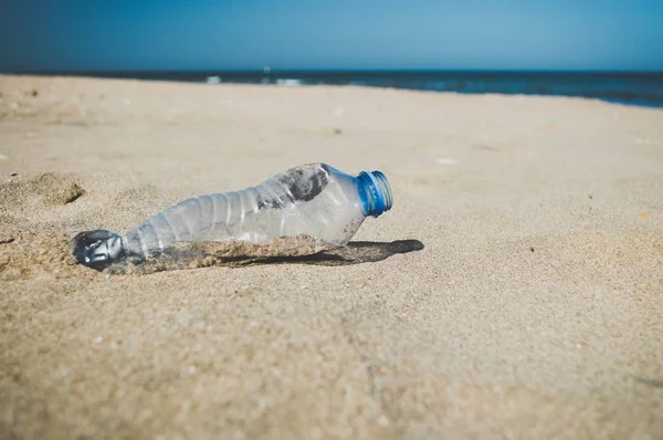 Sahilde atılmış boş plastik çöp