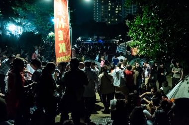 İnsanlar Istanbul 'da gece büyük bir hükümet karşıtı protestoya katılmak