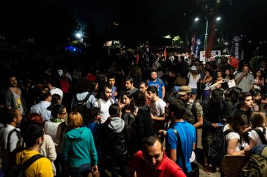 İnsanlar Istanbul 'da gece büyük bir hükümet karşıtı protestoya katılmak