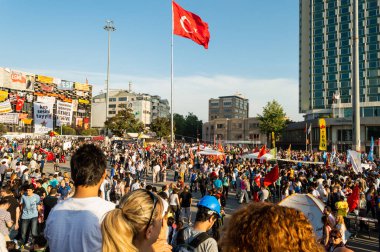 Istanbul 'da Gezi Parkı protestoları sırasında Atatürk Kültür Merkezi (AKM) binasının yakınındaki siviller