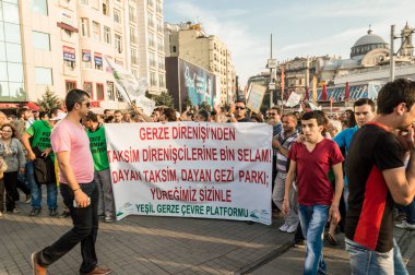 İnsanlar Taksim meydanında büyük bir hükümet karşıtı protesto içinde yer alır