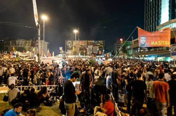 Zivilisten in der Nähe des Atatürk-Kulturzentrums (akm) während der Gezi-Park-Proteste — Stockfoto