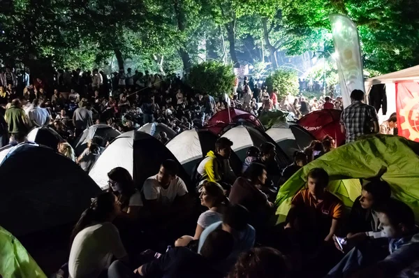 Menschen nehmen in der Nacht an massiven regierungsfeindlichen Protesten in Istanbul teil — Stockfoto