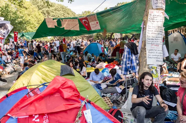Menschen, die während der Proteste gegen den Abriss des Taksim-Gezi-Parks in Zelten leben — Stockfoto