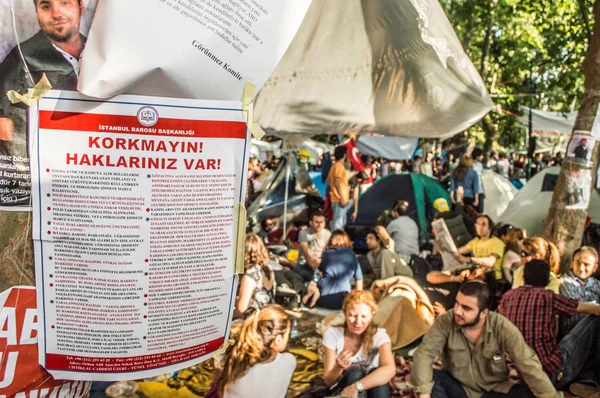 Eine Mitteilung der Anwaltskammer von Istanbul, die während der Proteste im Gezi-Park in Istanbul an einem Baum angebracht wurde — Stockfoto