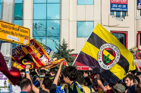 Des gens participent à une manifestation massive contre le gouvernement sur la place Taksim — Photo