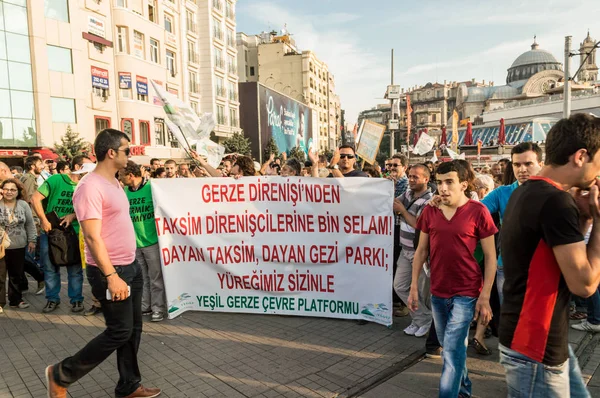 Menschen nehmen an massiven Anti-Regierungsprotesten auf dem Taksim-Platz teil — Stockfoto
