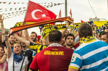 İnsanlar Taksim meydanında büyük bir hükümet karşıtı protesto içinde yer alır