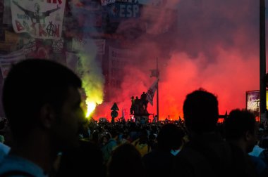 Istanbul 'da Gezi Parkı protestoları sırasında Atatürk Kültür Merkezi (AKM) binasının yakınındaki siviller