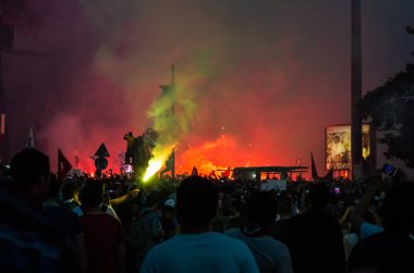 Istanbul 'da Gezi Parkı protestoları sırasında Atatürk Kültür Merkezi (AKM) binasının yakınındaki siviller