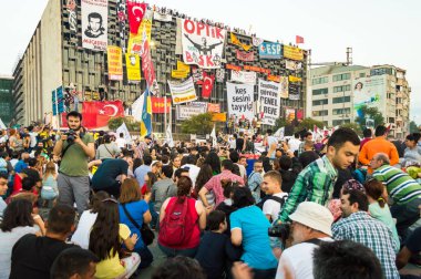 Istanbul 'da Gezi Parkı protestoları sırasında Atatürk Kültür Merkezi (AKM) binasının yakınındaki siviller