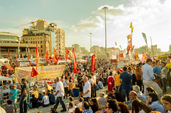 Πολίτες που επισκέπτονται το πάρκο Gezi και την πλατεία Taksim κατά τη διάρκεια των διαδηλώσεων του πάρκου Gezi — Φωτογραφία Αρχείου