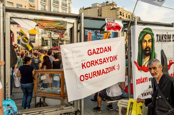 İnsanlar Taksim meydanında büyük bir hükümet karşıtı protesto içinde yer alır
