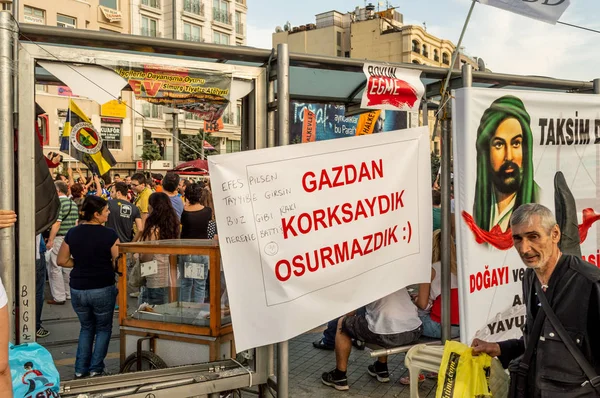 Menschen nehmen an massiven Anti-Regierungsprotesten auf dem Taksim-Platz teil — Stockfoto