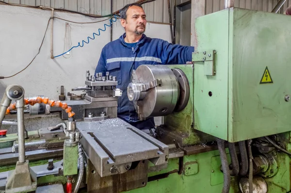 Torna makinesi ile çalışan ağır sanayi işçisi operatörü