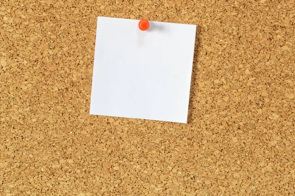 Thumbtack with blank notepaper — Stock Photo, Image