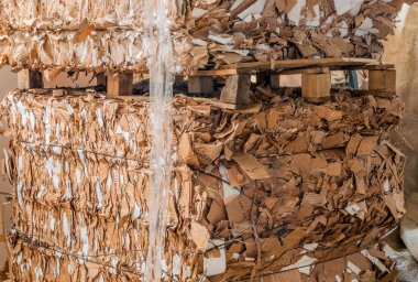 Geri dönüşüme hazır preslenmiş oluklu mukavva yığını