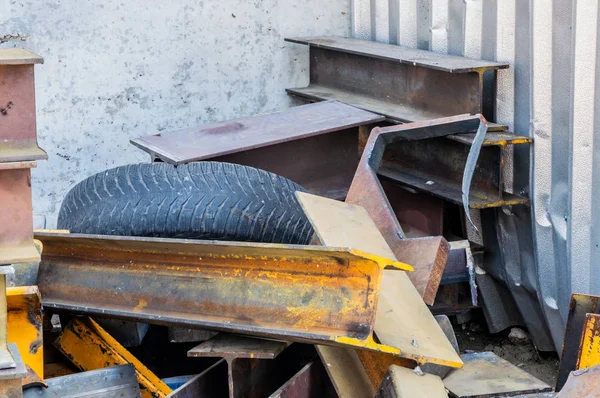 Trozos de chatarra almacenados para reciclar — Foto de Stock