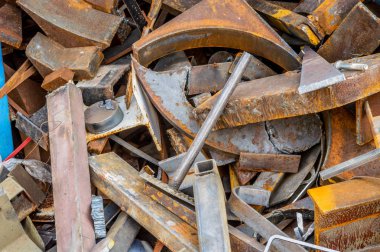 Geri dönüşüm için saklanan hurda metal parçalar