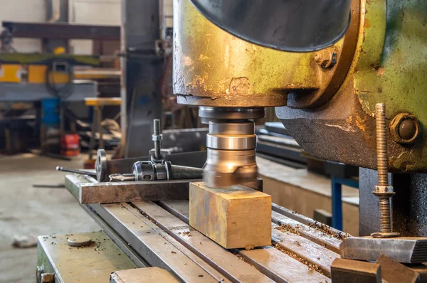 Processo de corte de metalurgia industrial por fresa em uma fábrica — Fotografia de Stock