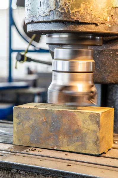 工場内のフライスカッターによる工業用金属加工切断プロセス — ストック写真