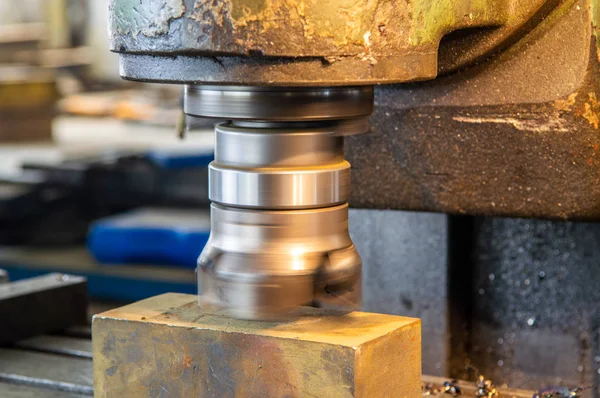 工場内のフライスカッターによる工業用金属加工切断プロセス — ストック写真