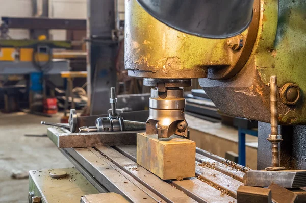 Bir fabrikada freze freze ile endüstriyel metal işleme kesme işlemi