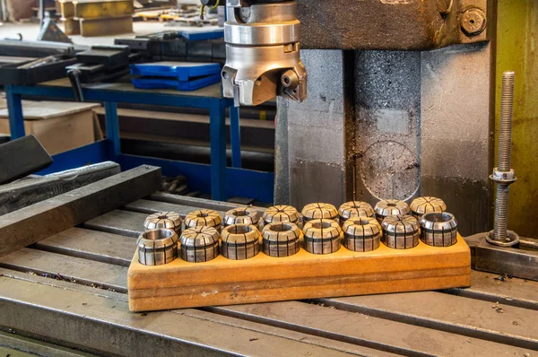 Bir fabrikada freze freze ile endüstriyel metal işleme kesme işlemi