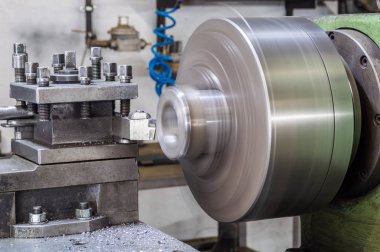 Fabrikada torna öğütme makinesinin bir parçası