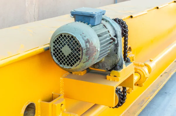 Parts of a bridge crane ready for installation in the industrial plant — Stock Photo, Image