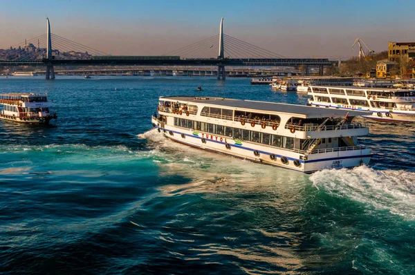 Turyol, de grootste particuliere veerbootmaatschappij in Turkije, nabij Halic — Stockfoto