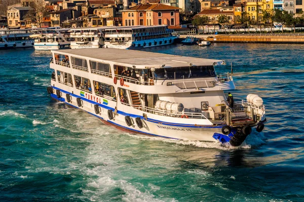 Turyol, o maior operador de ferry privado na Turquia, perto de Halic — Fotografia de Stock