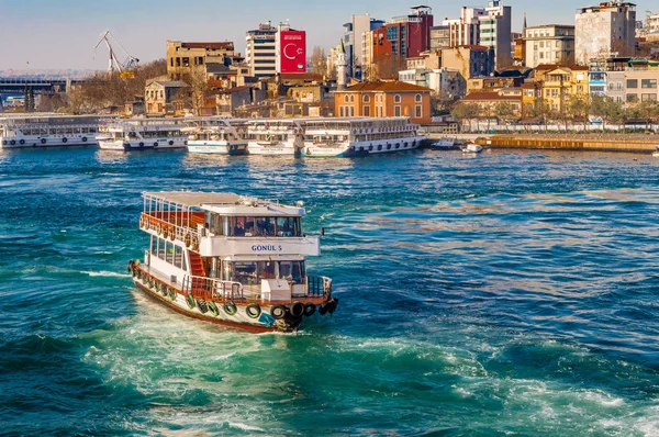 Turyol, o maior operador de ferry privado na Turquia, perto de Halic — Fotografia de Stock