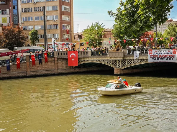 Bootsfahrt im Fluss Porsuk während des Drachenrennen-Festivals in — Stockfoto