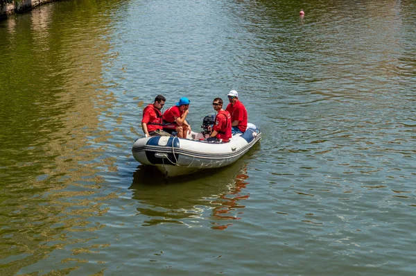 Navegación en barco en el río Porsuk durante el Festival de las Carreras del Dragón en — Foto de Stock