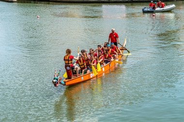 Eskişehir'de Porsuk Nehri üzerinde kanolarla ejder festivali