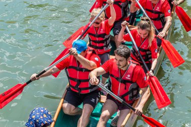 Eskişehir'de Porsuk Nehri üzerinde kanolarla ejder festivali