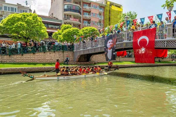 Drachenfest mit Kanus über den Fluss Porsuk in Eskisehir, Türkei — Stockfoto