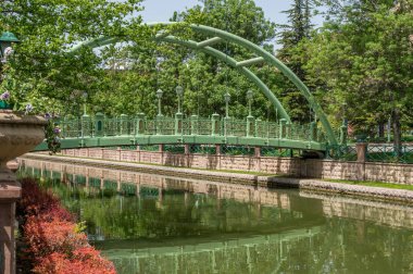 Eskişehir'de Porsuk Nehri köprüsü ile romantik manzara, Türkiye