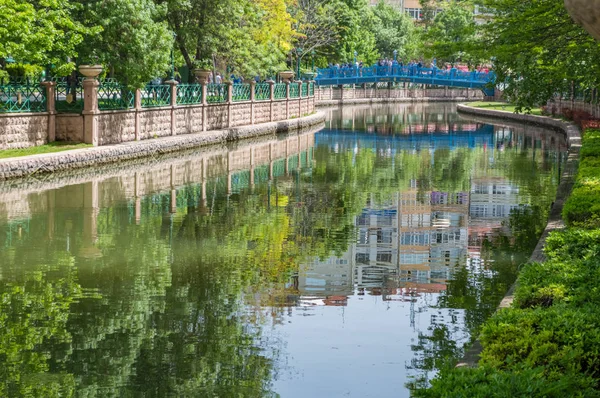 Eskişehir'de Porsuk Nehri köprüsü ile romantik manzara, Türkiye