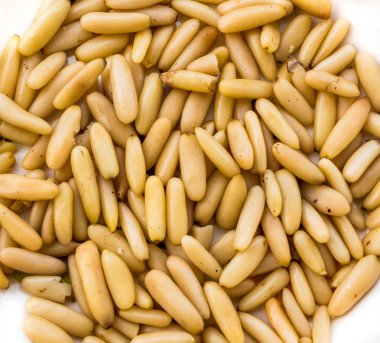 Beyaz arka planda izole çam fıstığı üst görünümü